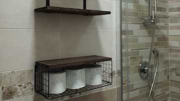 Douche, sĂšche-cheveux, bidet, serviettes fournies