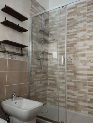 Douche, sĂšche-cheveux, bidet, serviettes fournies