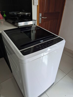 Refrigerador, microondas, parrilla de estufa y tetera eléctrica