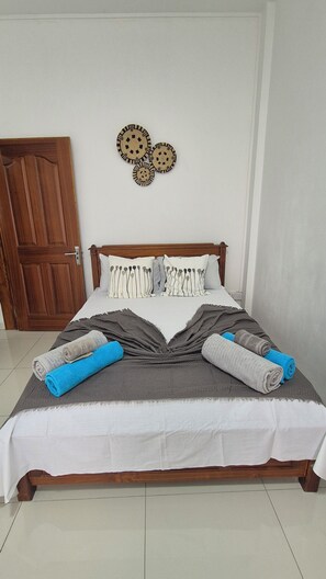 2 bedrooms, iron/ironing board, free WiFi, bed sheets - Cozy 2-bedroom apartment with rooftop pool (Flic en Flac)