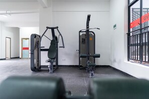 Fitness facility - Chic 1-bedroom apartment in Riverside - Westlands with WiFi, fitness room (Nairobi)