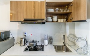 Private kitchen - Chic 1-bedroom apartment in Riverside - Westlands with WiFi, fitness room (Nairobi)