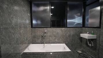 Executive Double Room | Bathroom | Free toiletries, towels, soap, shampoo