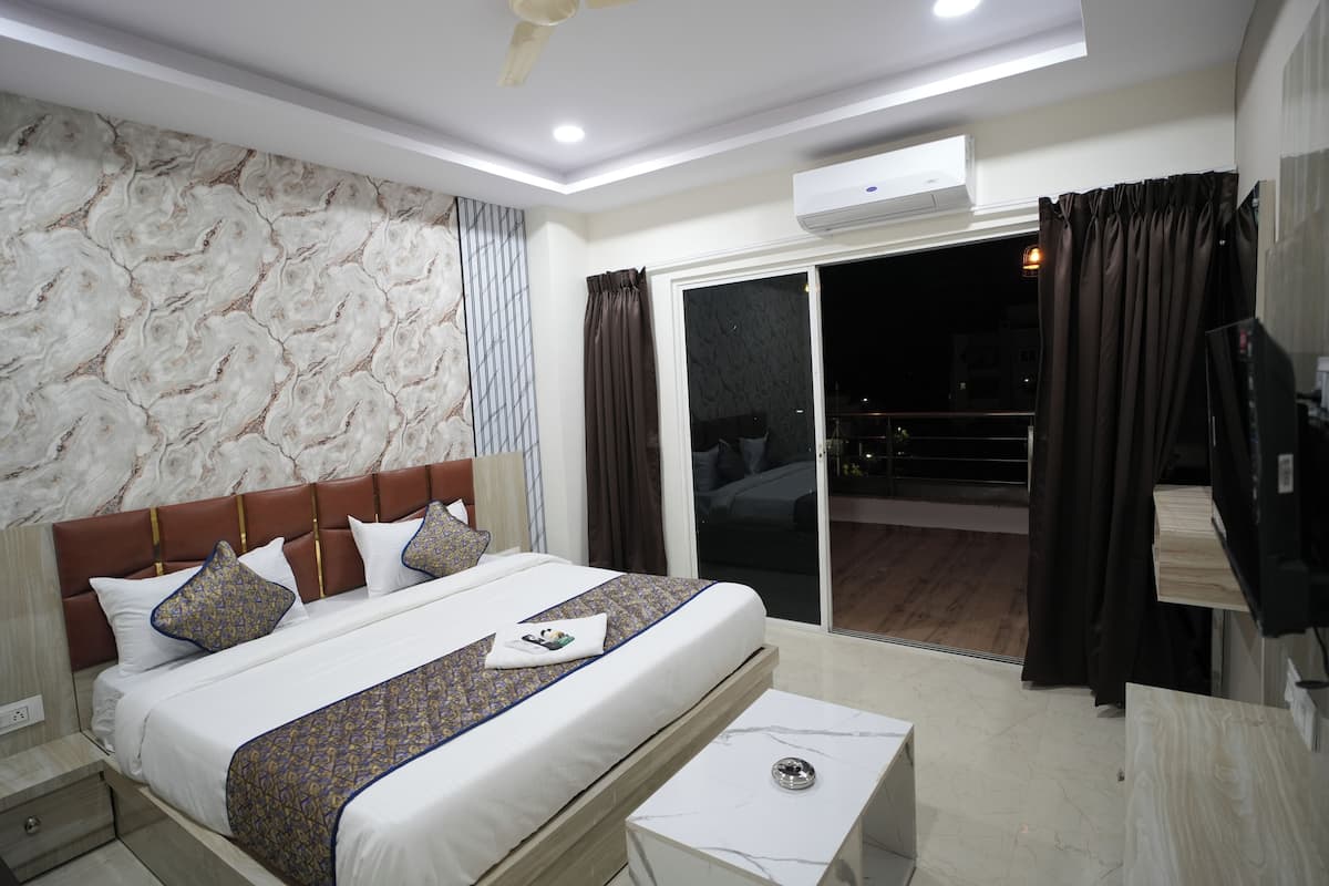 Classic Double Room | Desk, laptop workspace, iron/ironing board, free WiFi