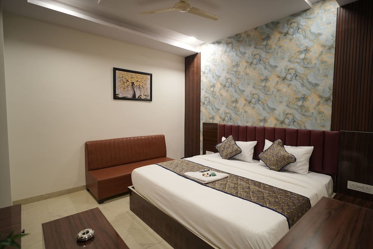 Desk, laptop workspace, iron/ironing board, free WiFi