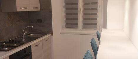 Un four, lave-vaisselle