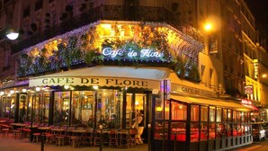A cafe named Cafe de Flore with outdoor seating and a covered area. - NEXT TO CAFÉ DE FLORE & LES DEUX MAGOTS -3 BEDROOM PARISIAN CHARM AT RUE GOZLIN (Paris)
