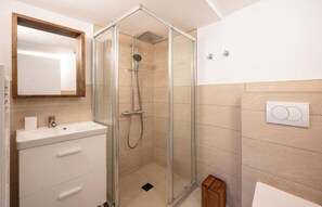 Dusche, Haartrockner, Handtücher, Seife