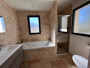 Douche, sèche-cheveux, serviettes fournies, savon