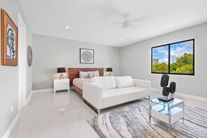 10 habitaciones, escritorio y tabla de planchar con plancha 