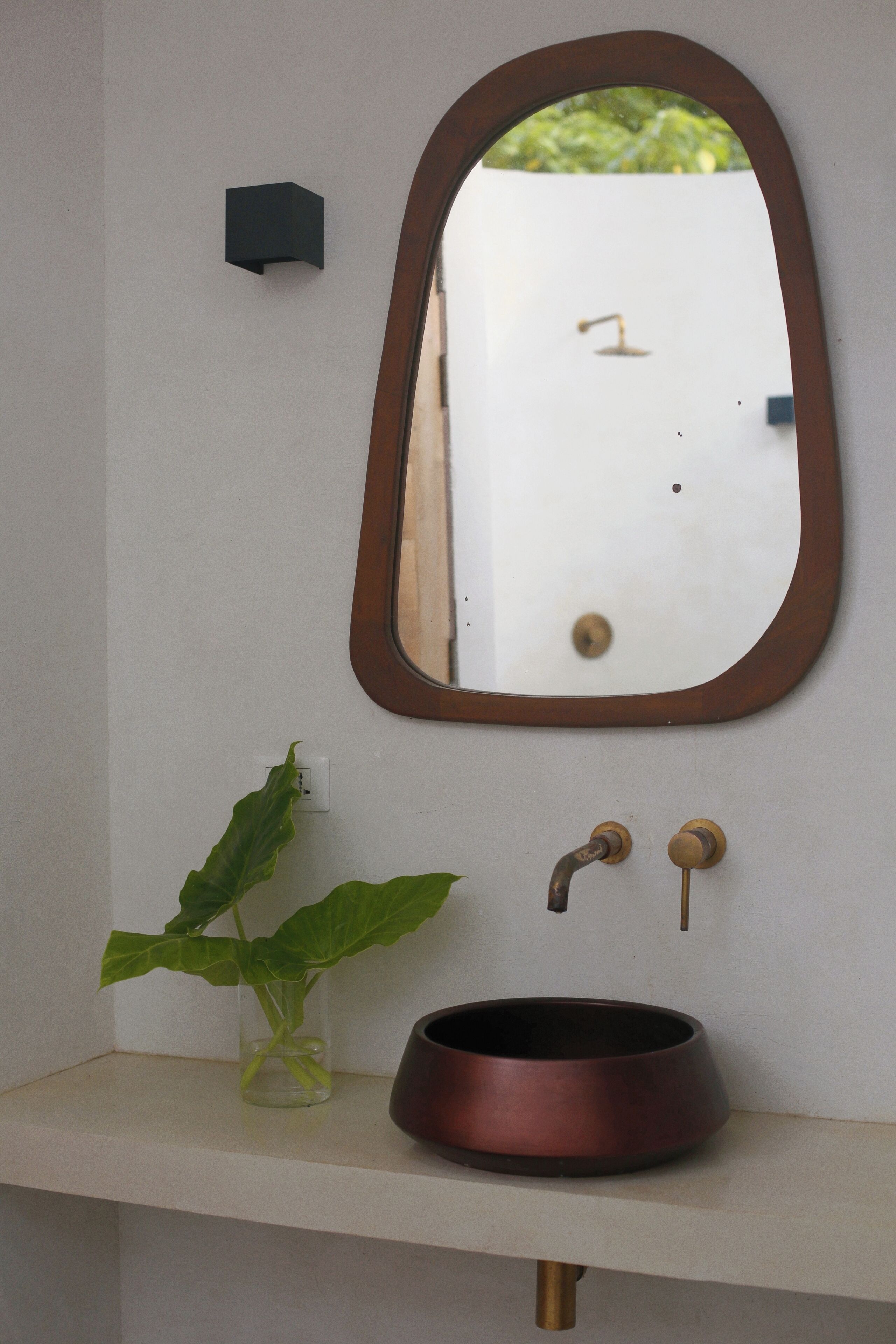 Een douche, een bidet, handdoeken, zeep