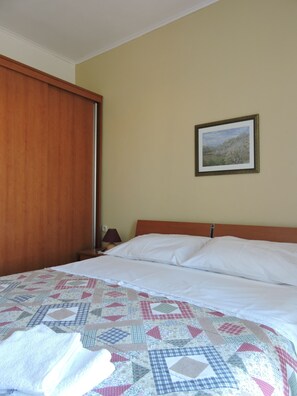 2 chambres, fer et planche à repasser, Wi-Fi, draps fournis