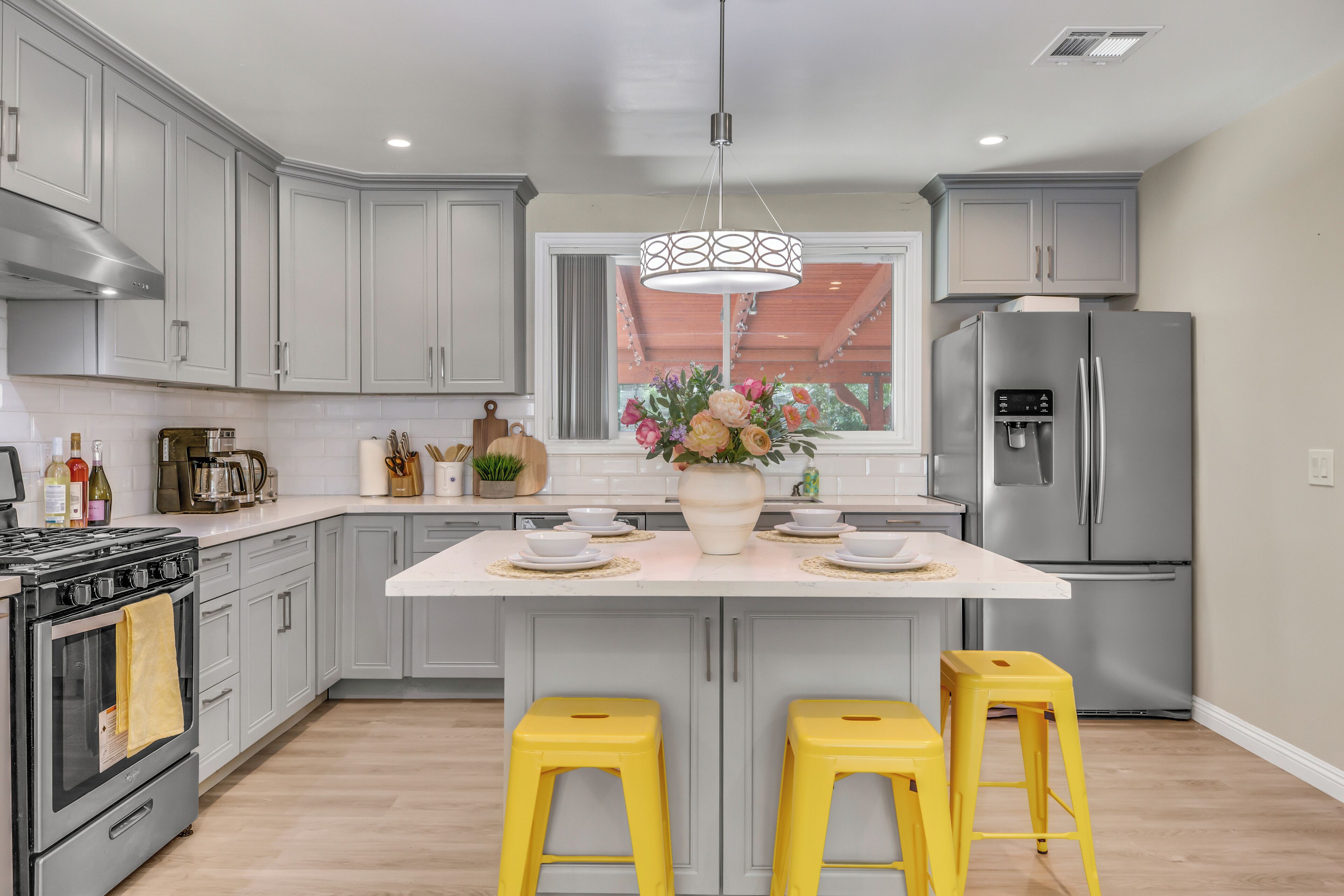 Kjøleskap, mikrobølgeovn, ovn og kokeplater