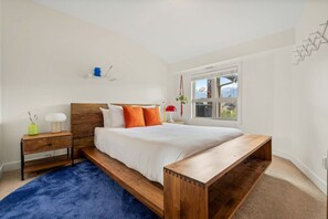 3 makuuhuonetta, työpöytä, ilmainen Wi-Fi, vuodevaatteet