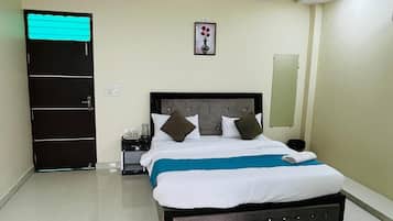 Deluxe-Doppelzimmer, Stadtblick | Schreibtisch, laptopgeeigneter Arbeitsplatz, kostenloses WLAN