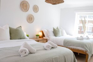 3 dormitorios, tabla de planchar con plancha, cuna de viaje