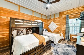 2 bedrooms, desk, bed sheets - Game Room, Bar & Hot Tub: Perfect Group Getaway (Clarkson)