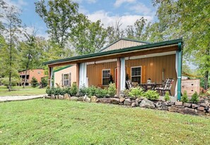 Exterior - Game Room, Bar & Hot Tub: Perfect Group Getaway (Clarkson)