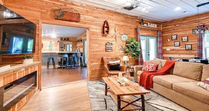 Game Room, Bar & Hot Tub: Perfect Group Getaway