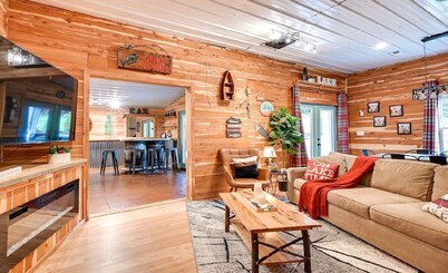 Game Room, Bar & Hot Tub: Perfect Group Getaway
