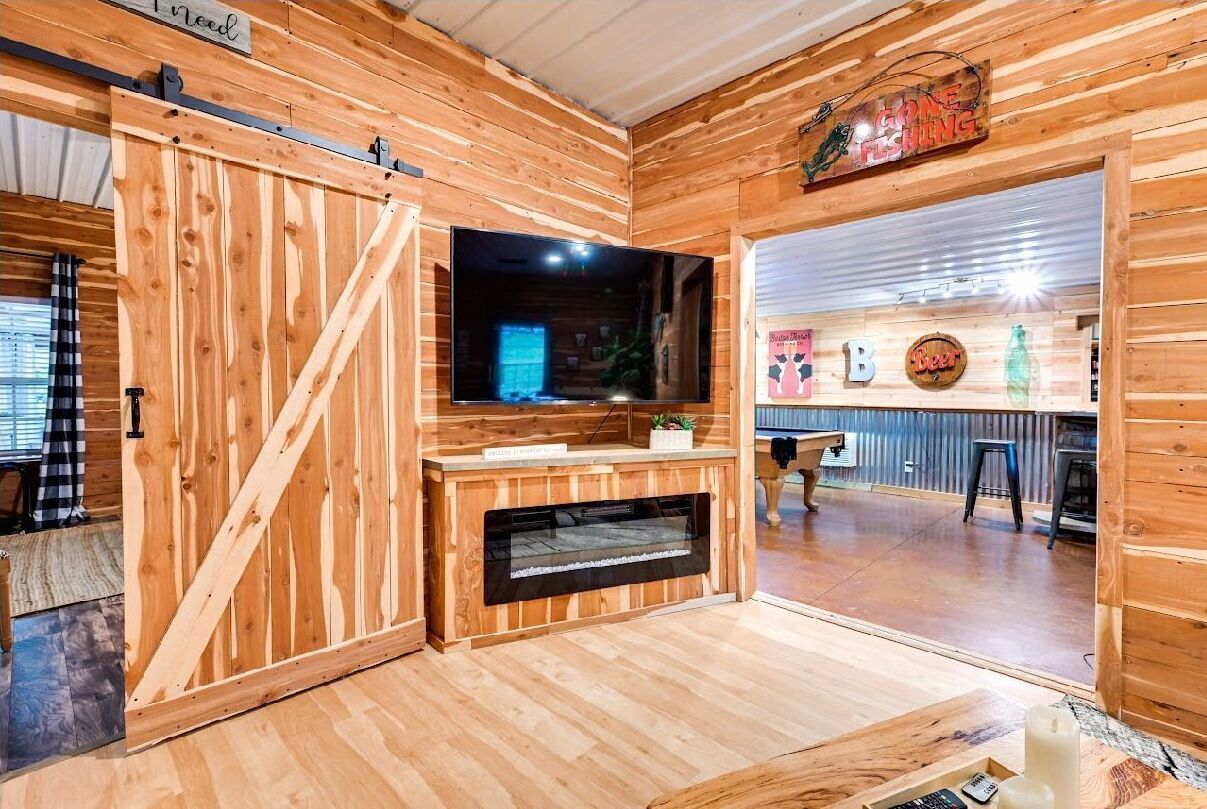 Smart TV, fireplace, ping pong, books