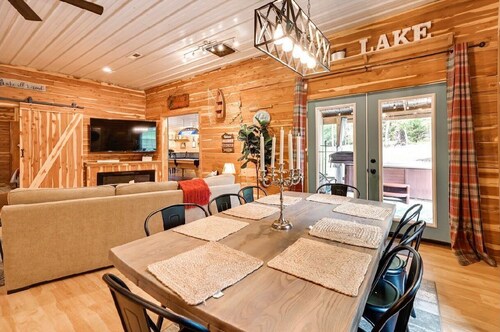 Game Room, Bar & Hot Tub: Perfect Group Getaway