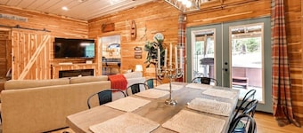 Game Room, Bar & Hot Tub: Perfect Group Getaway