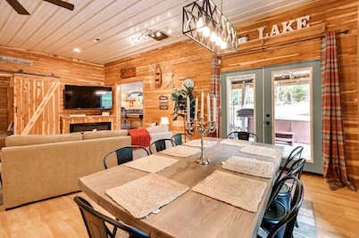 Game Room, Bar & Hot Tub: Perfect Group Getaway