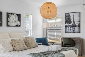 3 soverom, skrivebord, strykejern/-brett og reiseseng for barn