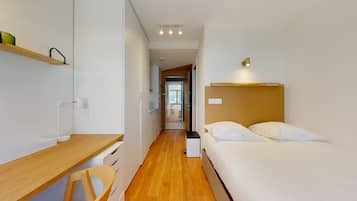 1 habitación, espacio para trabajar con laptop y ropa de cama