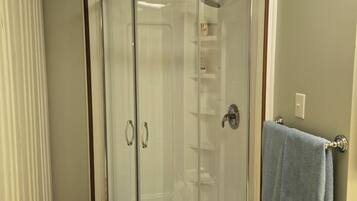 Dusch, hÄrtork, handdukar och tvÄl