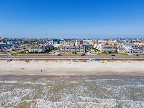 Galveston condo on Seawall near beach, gulf view, pools, WiFi, fitness room.