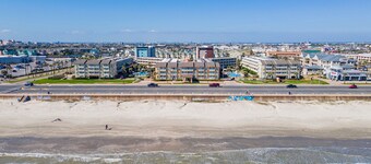 Galveston condo on Seawall near beach, gulf view, pools, WiFi, fitness room.