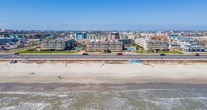 Galveston condo on Seawall near beach, gulf view, pools, WiFi, fitness room.