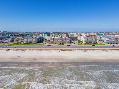Galveston condo on Seawall near beach, gulf view, pools, WiFi, fitness room.