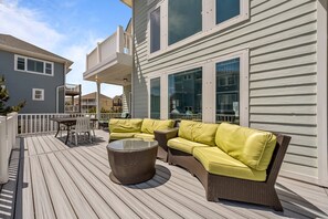 Outdoor dining - Wyndy Island: Pet-Friendly-Oceanfront-Pool-Tennis (North Topsail Beach)