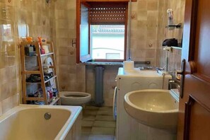 Ducha, secador de pelo, bidet, toallas