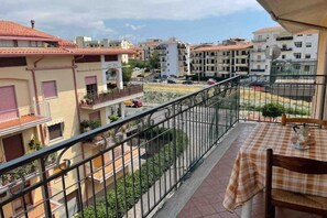 Outdoor dining - Charming Single Room with Balcony in Diamante Center (Diamante)
