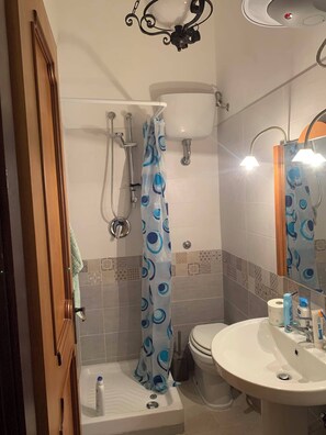 Shower, hair dryer, bidet, towels - Charming Single Room with Balcony in Diamante Center (Diamante)
