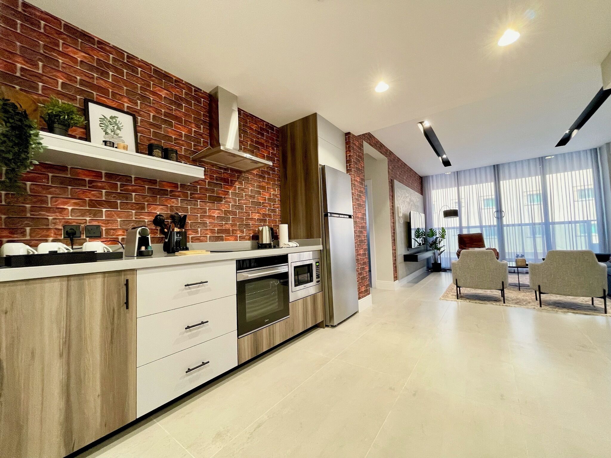 Lemari es, microwave, oven, dan mesin pencuci piring