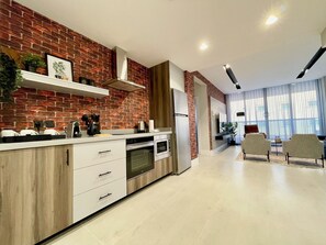 Refrigerador, microondas, horno, lavavajillas