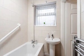 Secadora de cabello, toallas, jabón, shampoo 
