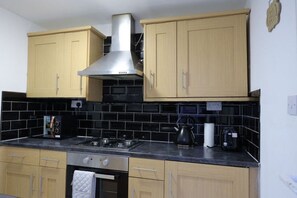 冰箱、微波炉、烤箱、电热水壶