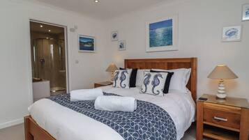 2 bedrooms, individually decorated, individually furnished, free WiFi