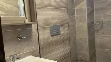 Bathtub, towels, soap, shampoo