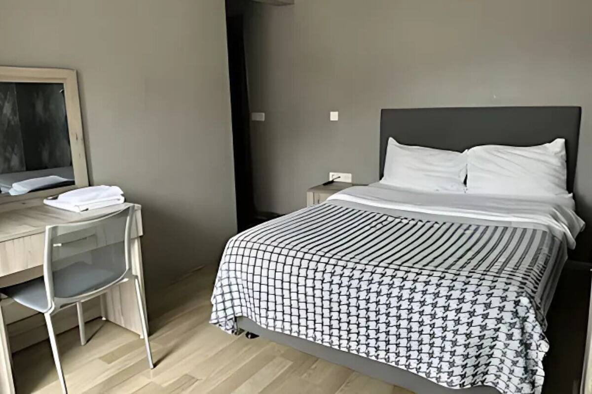 Basic Room | Desk, WiFi (free)