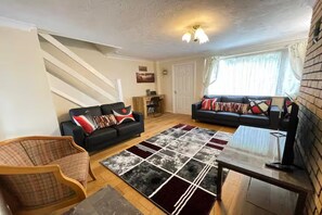 Smart TV - Cosy Luton 3 Bedroom House. 5 mins to L&D Hospital/15 mins to Luton Airport (Luton)