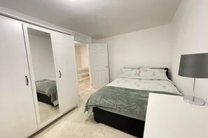 3 室のベッドルーム、デスク、アイロン / アイロン台、WiFi