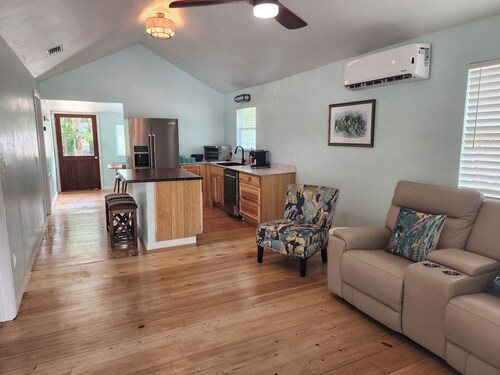 Charming 2-bed 2-bath cottage in Cedar Key. Golf cart included.
