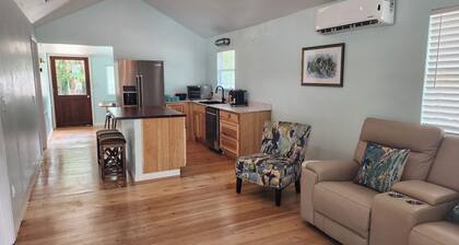 Charming 2-bed 2-bath cottage in Cedar Key. Golf cart included.